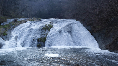 花巻温泉釜淵の滝とバラ園