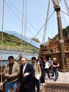 サン・ファン館、大きな木造の帆船に触れる