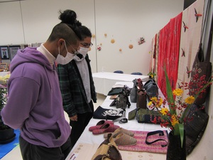 毎年恒例の「菊と織り展」を開催、期間中1,363名の見学者で賑わう。