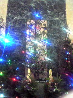 門松とクリスマスツリー