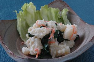 ほうれん草とポテトのサラダとイカと白菜のキムチ和えです。