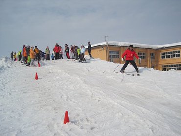 スキースクールの先生からスキー指導　～４年生～