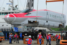 秋田新幹線こまちの新型E6系が仙台港へ陸揚げ。