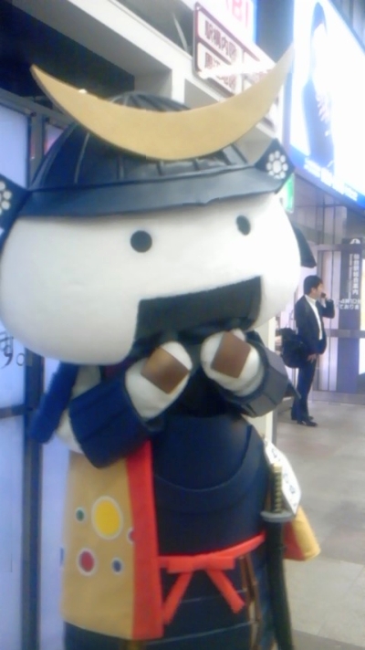 仙台駅で配布されたパンフの袋にむすび丸(提供:ああお様)
