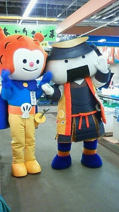 むすび丸とホヤぼーやのツーショット(提供:まみらー様)