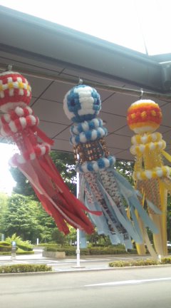 宮城県庁正面玄関前の七夕飾りにむすび丸のポスターが使用される