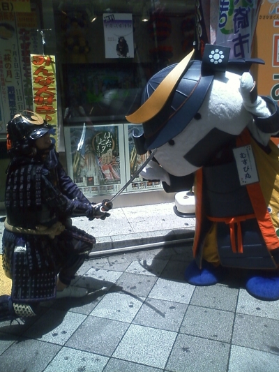 甲冑武者と勝負&白刃取りをするむすび丸(提供:すずじまん様)
