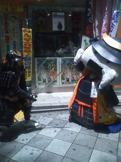 甲冑武者と勝負&白刃取りをするむすび丸(提供:すずじまん様)