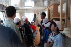 気仙沼の小学生による「マグロ船見学会」