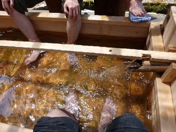 銭川温泉の足湯。