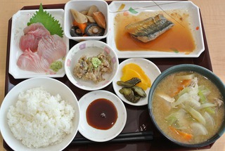 女川魚市場の「市場食堂」で朝ごはん！
