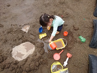 砂場で泥んこ遊び！