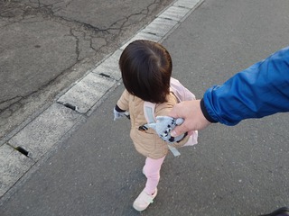歩いて登園する娘 歩いて登園する娘