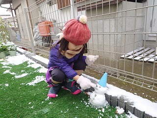 今シーズン初の雪だるま 今シーズン初の雪だるま