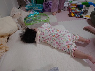 初めての寝返り!? 初めての寝返り!?