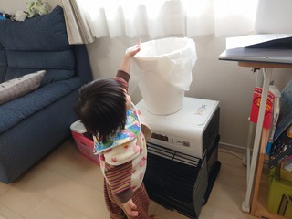 ごみ箱に捨てる娘 ごみ箱に捨てる娘