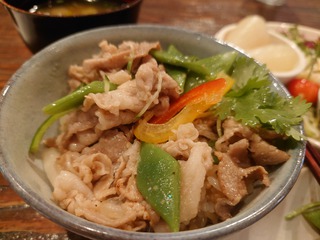 tomteで、アジアン肉サラダごはん tomteで、アジアン肉サラダごはん
