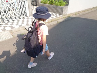 児童館へ向かう朝 児童館へ向かう朝