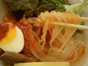 JR山形駅そばに 山形牛と極ウマ冷麺が味わえる店があった。