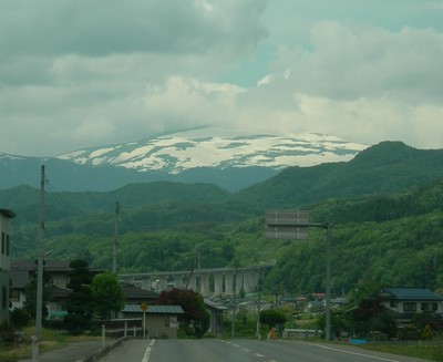月山の雪