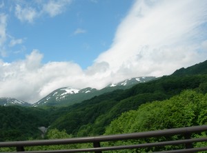 月山の雪