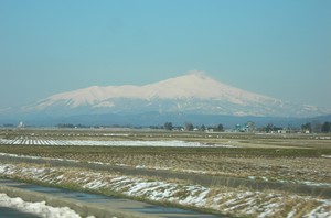 春を待ち望む 鳥海山